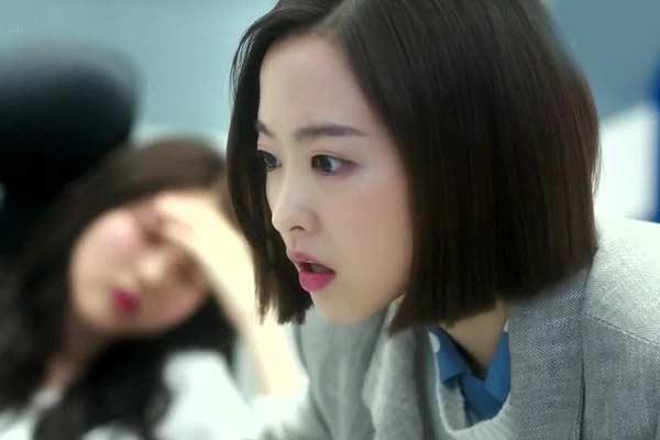 Đang trong lễ ăn hỏi, tự nhiên có người dúi vào tay một mảnh giấy, đọc xong cô dâu tím mặt-3