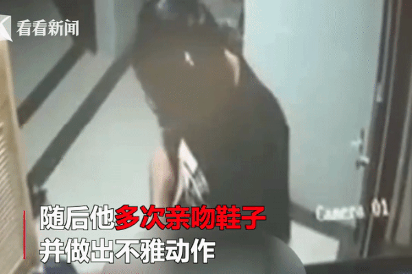 Clip: Ghê tởm gã biến thái một tay kéo khóa quần để lộ bộ phận nhạy cảm, tay kia cầm giầy cô gái hôn hít-1