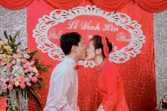 Dân mạng tranh cãi gắt hình ảnh chú rể trẻ hôn như muốn cắn đứt môi của cô dâu-3