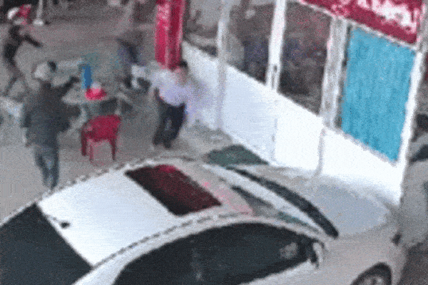 Clip: Kinh hoàng con nợ rút súng bắn liên tiếp vào chủ nợ tại phòng công chứng ở Bình Thuận-1