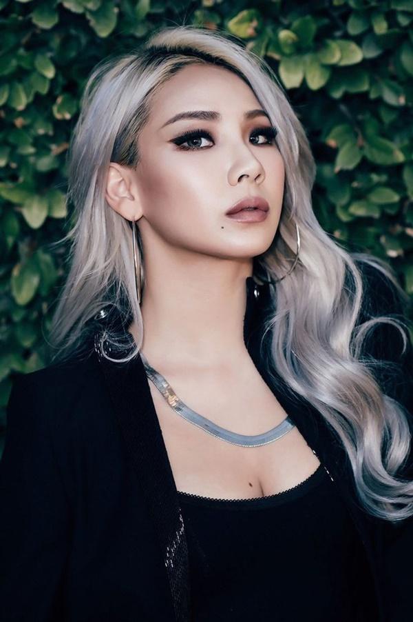 CL: Trưởng nhóm 2NE1 từng được biết đến là nữ rapper tài năng, cá tính của Kpop. Tháng 10/2014, sau khi 2NE1 tạm ngưng hoạt động, YG đưa CL Mỹ tiến bằng hợp đồng với công ty Scooter Braun. Đây là công ty quản lý những ngôi sao nổi tiếng như Justin Bieber hay Ariana Grande. Thế nhưng, sự nghiệp âm nhạc của cô ngày càng mờ nhạt, không gây được bất kỳ tiếng vang nào. Sau khi 2NE1 chính thức tan rã, CL vẫn tái ký hợp đồng với YG. Nữ thần tượng xuất hiện trên các chương trình truyền hình như Mixnime của JTBC và Livin’ the Double Life của tvN nhưng không có sản phẩm âm nhạc mới nào trong suốt 2 năm.