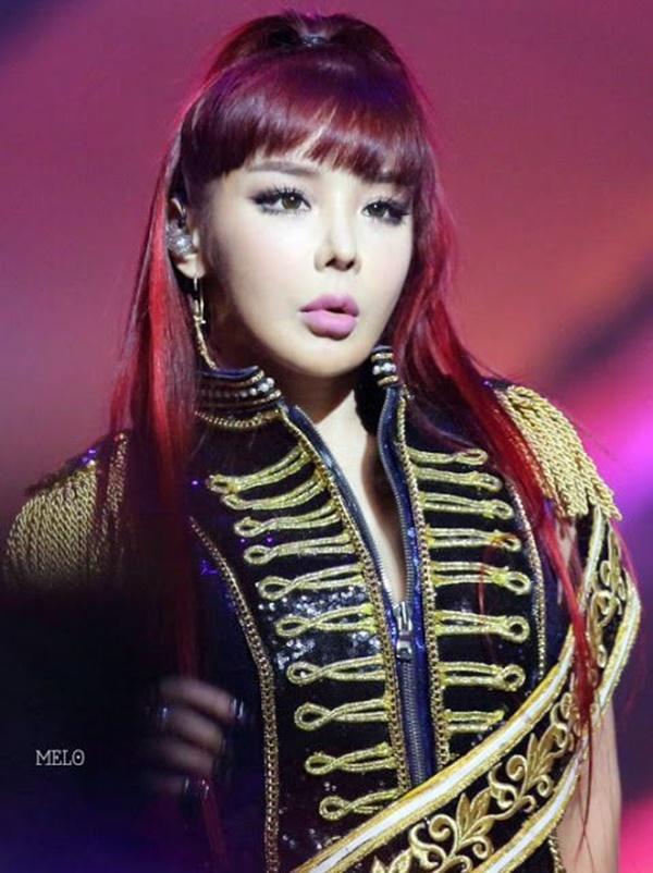 Park Bom: Ra mắt cùng 2NE1 vào năm 2009 với vai trò là giọng ca chính của nhóm, Park Bom là một trong những thành viên được chú ý nhất. Tuy nhiên, năm 2014, sự nghiệp của cô tuột dốc không phanh khi bị cảnh sát bắt vì mua bán chất kích thích. Park Bom sau đó bị công chúng tẩy chay, ném đá thậm tệ.