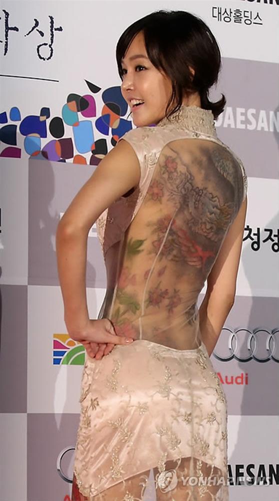 Kim Sun Young không ngần ngại chọn trang phục "ảo ảnh" khoe toàn ...