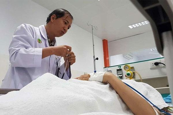 Giận mẹ kiểm tra điện thoại, bé gái nhảy từ tầng 8 chung cư-1