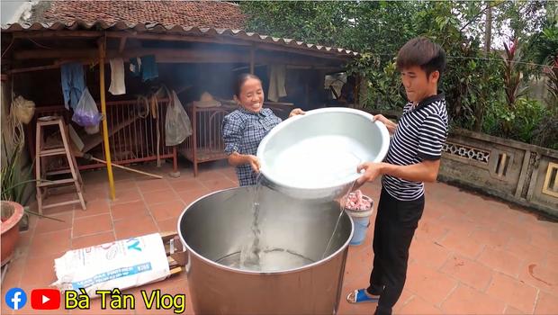Bà Tân Vlog làm lẩu gà lá giang nhưng cho thập cẩm đủ thứ, thành quả cuối cùng làm ai cũng tròn mắt-3