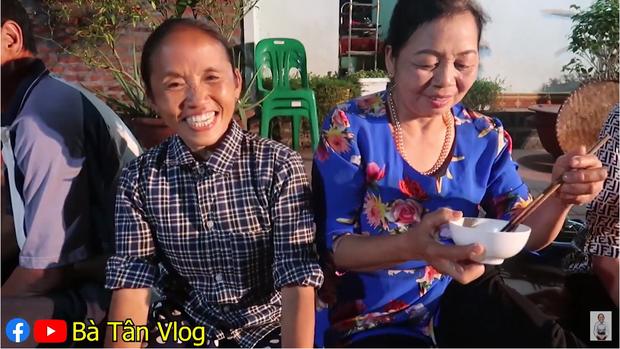 Bà Tân Vlog làm lẩu gà lá giang nhưng cho thập cẩm đủ thứ, thành quả cuối cùng làm ai cũng tròn mắt-2