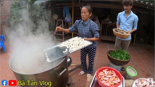 Bà Tân Vlog làm lẩu gà lá giang nhưng cho thập cẩm đủ thứ, thành quả cuối cùng làm ai cũng tròn mắt-5