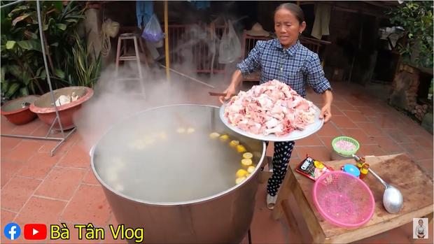 Bà Tân Vlog làm lẩu gà lá giang nhưng cho thập cẩm đủ thứ, thành quả cuối cùng làm ai cũng tròn mắt-4