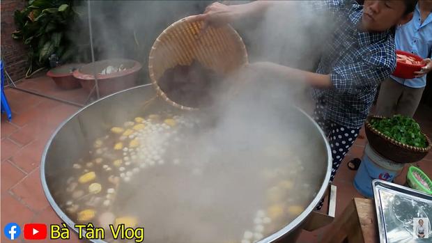 Bà Tân Vlog làm lẩu gà lá giang nhưng cho thập cẩm đủ thứ, thành quả cuối cùng làm ai cũng tròn mắt-6