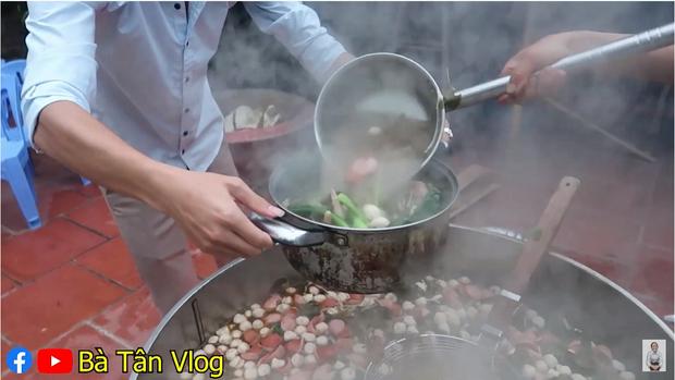Bà Tân Vlog làm lẩu gà lá giang nhưng cho thập cẩm đủ thứ, thành quả cuối cùng làm ai cũng tròn mắt-10