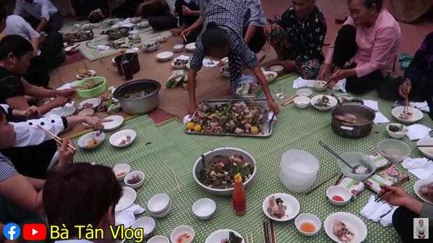 Bà Tân Vlog làm lẩu gà lá giang nhưng cho thập cẩm đủ thứ, thành quả cuối cùng làm ai cũng tròn mắt-11