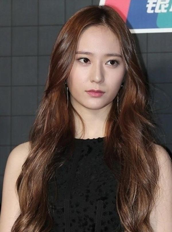 Cũng như chị gái Jessica, Krystal được mệnh danh là “công chúa băng giá” thế hệ thứ 2 của nhà SM. Theo đuổi hình tượng lạnh lùng ngay từ những ngày đầu ra mắt, Krystal trở nên nổi bật hơn hầu hết idol nữ cùng thời khi ở cô toát ra khí chất “sang chảnh từ trong trứng”.