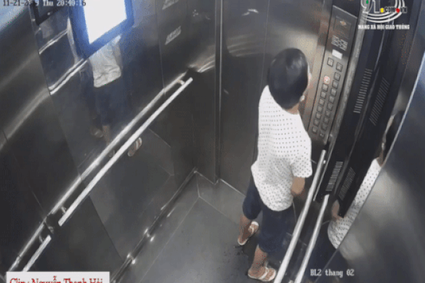 Clip: 'Sôi máu' nhìn người đàn ông cố tình 'xả lũ' trong thang máy ở TP.HCM