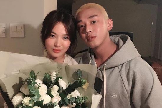 Song Hye Kyo ăn sinh nhật bên Yoo Ah In: Ngọt ngào tựa đầu vào nhau!