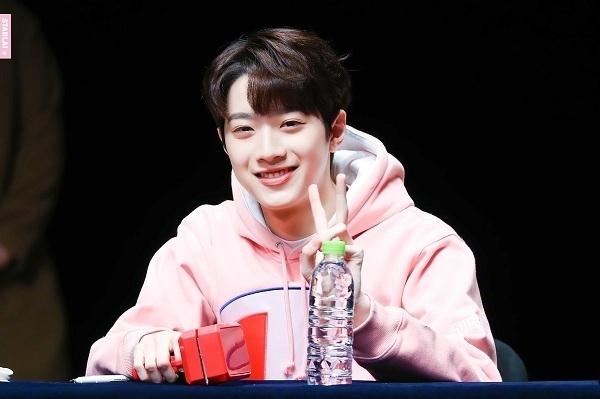 Lai Guan Lin đã ra mắt cùng nhóm nhạc đình đám WannaOne sau khi chiến thắng với vị trí thứ 7 trong chương trình sống còn Produce 101 mùa thứ 2. Chỉ thực tập trong vòng 6 tháng tại Hàn Quốc nên Lai Guan Lin không được đánh giá cao về kỹ năng ca hát, vũ đạo nhưng nhờ ngoại hình đẹp, nhân cách tốt, nam thần tượng sinh năm 2001 sở hữu lực lượng fan khổng lồ, đặc biệt là ở Trung Quốc.