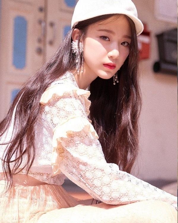 Là visual của nhóm nhạc tân binh khủng long (G)I-dle, Shuhua được công chúng chú ý bởi khuôn mặt thanh tú, làn da trắng sứ của mình. Cô nàng là một trong những nữ idol hiếm hoi thường xuyên xuất hiện với gương mặt mộc mà không hề che chắn. Em út nhà (G)I-dle chia sẻ cô yêu vẻ đẹp tự nhiên và gương mặt không son phấn giúp cô cảm thấy thoải mái hơn.