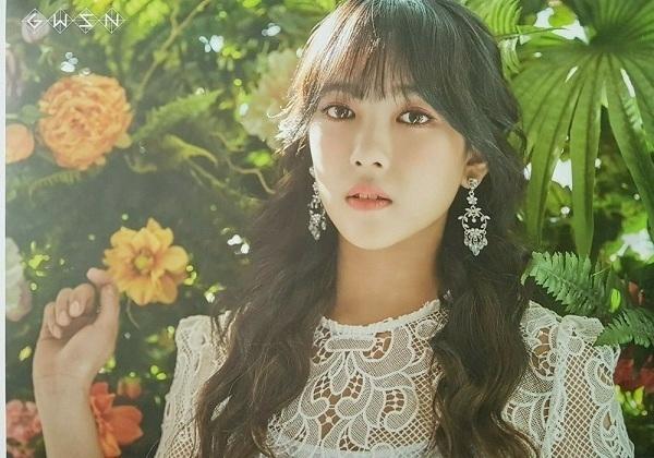 SoSo đến Hàn Quốc và trở thành thực tập sinh của Wiki Pop hơn một năm thì được ra mắt với tư cách là nhảy chính của nhóm nhạc nữ tân binh GWSN vào năm 2018.