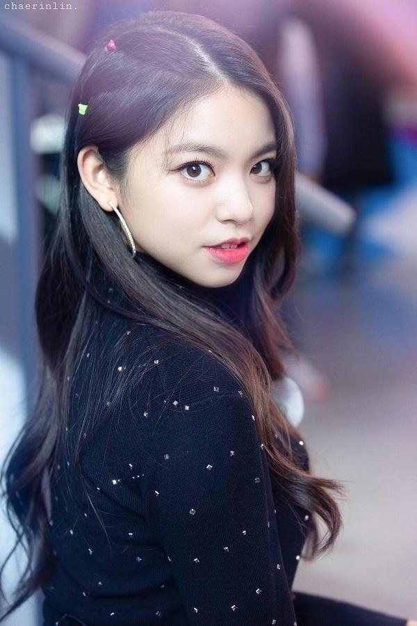 LinLin tên thật là Huang Tzu Ting và là thành viên nhỏ tuổi nhất của Cherry Bullet, nhóm nhạc mới ra mắt đầu năm nay. Nữ thần tượng sinh năm 2003 sở hữu đôi mắt to tròn, gương mặt phúng phính, đáng yêu nên đảm nhận vị trí gương mặt đại diện của nhóm.