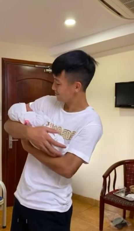 Chỉ một hành động làm thay phụ nữ, Bùi Tiến Dũng đích thực là người chồng quốc dân-2