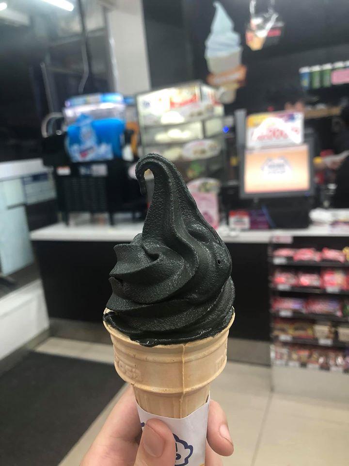 Hình ảnh review kem tinh than đen xì làm dân mạng sợ hãi lắc đầu, liệu có ai dám thử?-2