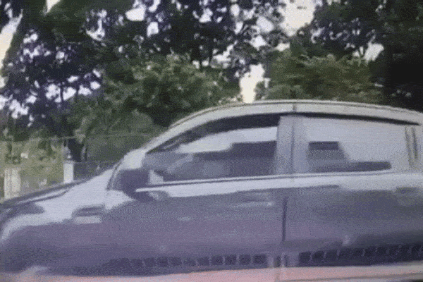 Clip: Phẫn nộ trước cảnh tài xế ô tô nhổ nước bọt dằn mặt ô tô khác khi đang quay đầu