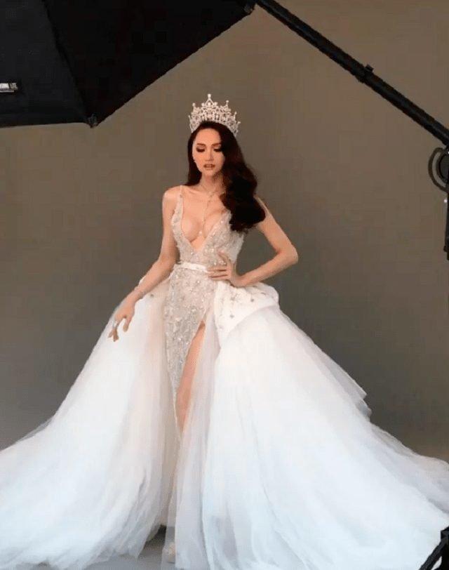 Ngọc Trinh lộ ngực bên mất bên còn-12