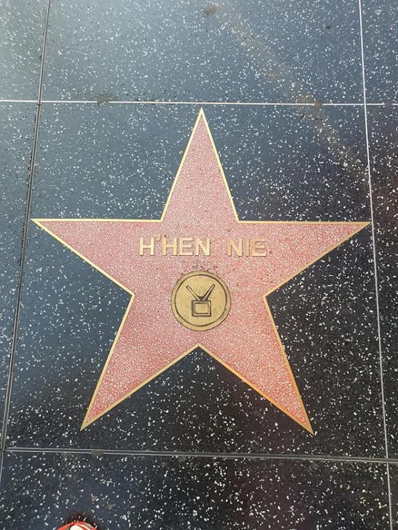 Sự thật tên HHen Niê được khắc sao trên Đại lộ Danh vọng ở Mỹ-1