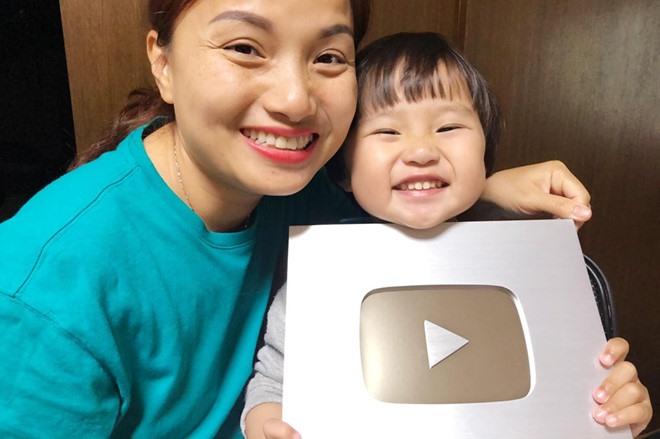 Noo Phước Thịnh, Khởi My và dàn sao Việt phát sốt với hai mẹ con Vlogger Quỳnh Trần - bé Sa-1