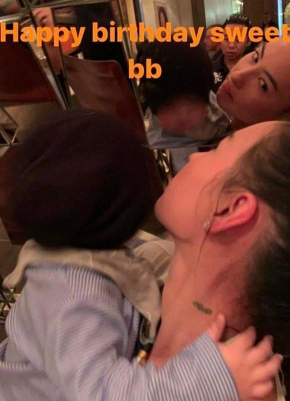 Đưa quý tử thứ 3 đi du lịch gặp cháy giữa đêm khuya, cách Trương Bá Chi ứng phó khiến nhiều người bất ngờ-2