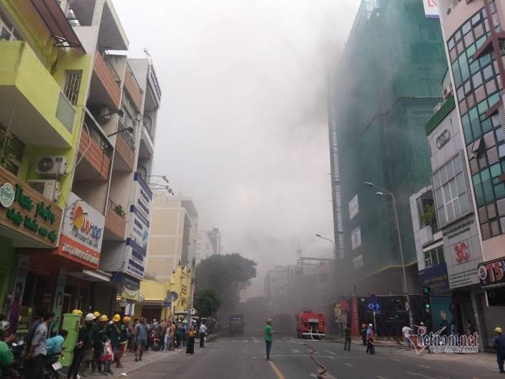 Cháy lớn tại công trình cao ốc khách sạn giữa trung tâm Sài Gòn-2