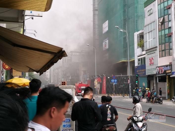 Cháy lớn tại công trình cao ốc khách sạn giữa trung tâm Sài Gòn-1