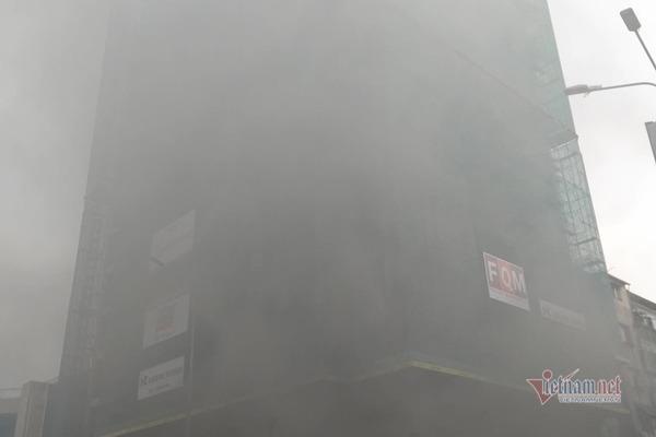 Cháy lớn tại công trình cao ốc khách sạn giữa trung tâm Sài Gòn-3