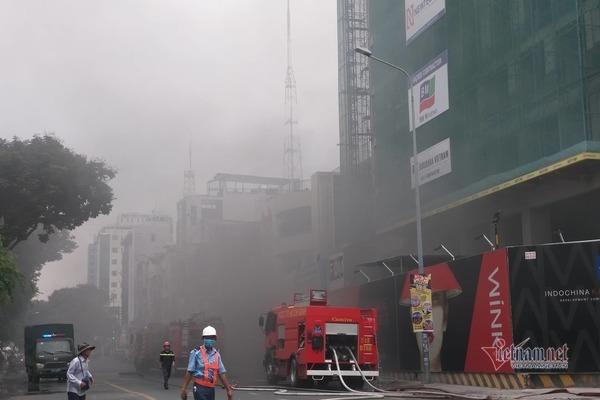 Cháy lớn tại công trình cao ốc khách sạn giữa trung tâm Sài Gòn-4