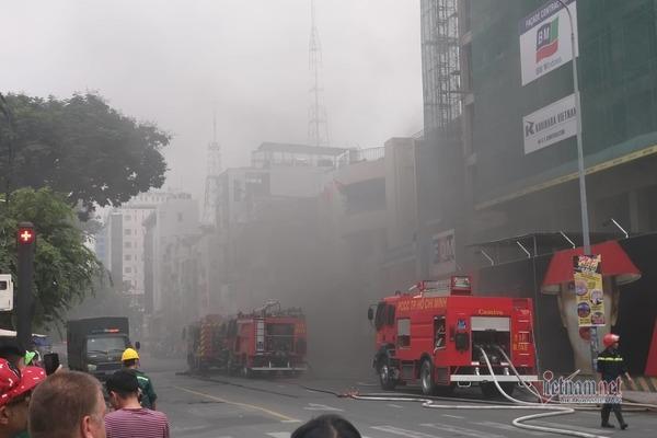 Cháy lớn tại công trình cao ốc khách sạn giữa trung tâm Sài Gòn-5