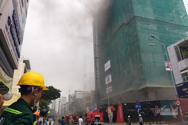 Cháy lớn tại công trình cao ốc khách sạn giữa trung tâm Sài Gòn-6