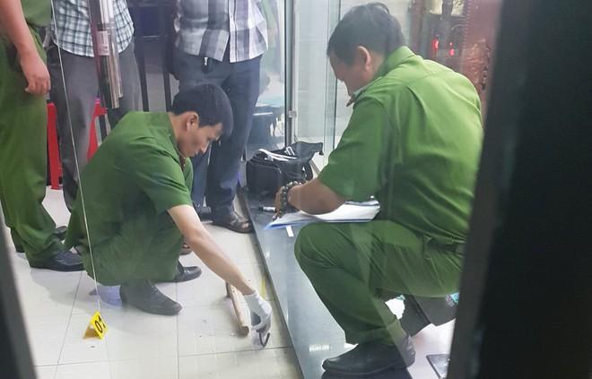 Bắt 2 nghi phạm cướp tiệm vàng ở TP.HCM-1