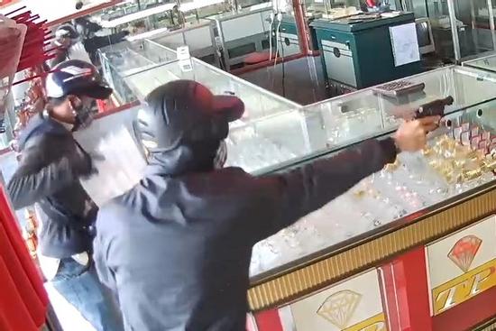 Bắt 2 nghi phạm cướp tiệm vàng ở TP.HCM