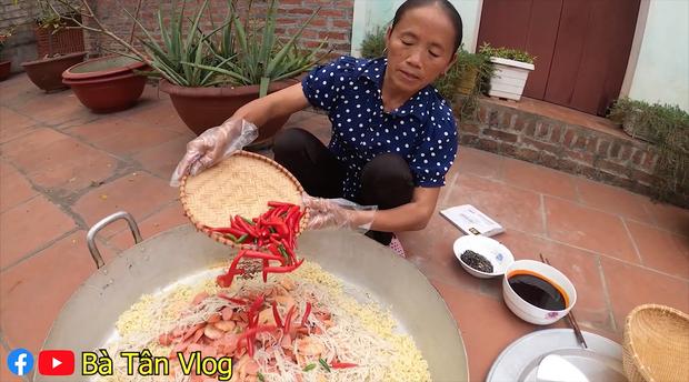 Cho nguyên rổ ớt chưa cắt trộn cùng mỳ, bà Tân Vlog làm ai cũng thắc mắc liệu có cay như trong truyền thuyết?-4