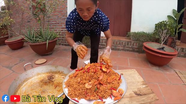 Cho nguyên rổ ớt chưa cắt trộn cùng mỳ, bà Tân Vlog làm ai cũng thắc mắc liệu có cay như trong truyền thuyết?-6