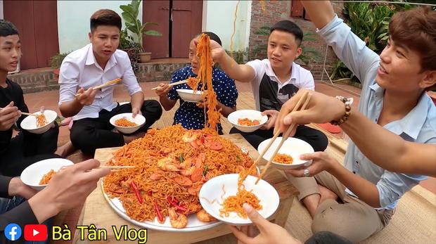 Cho nguyên rổ ớt chưa cắt trộn cùng mỳ, bà Tân Vlog làm ai cũng thắc mắc liệu có cay như trong truyền thuyết?-7