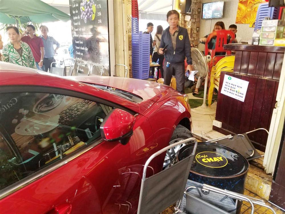 Ô tô lao vào quán cà phê Chạy, nhiều người tháo chạy thục mạng-2