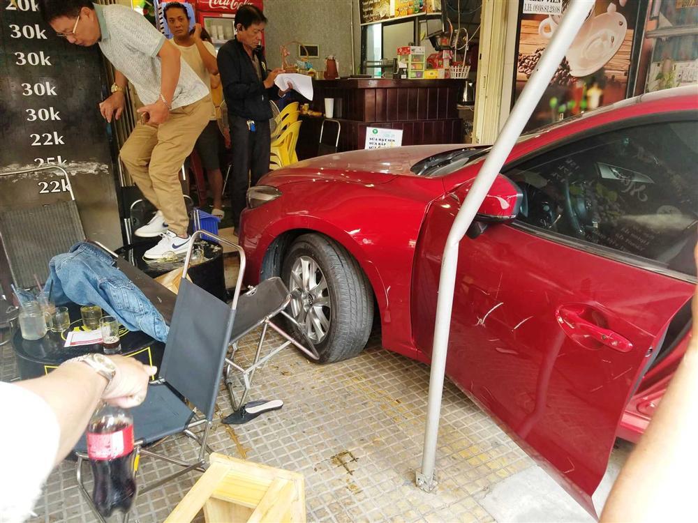 Ô tô lao vào quán cà phê Chạy, nhiều người tháo chạy thục mạng-3