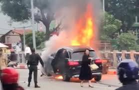 Bí ẩn người hùng thầm lặng cùng CSGT cứu người kẹt dưới gầm xe Mercedes rực lửa-2