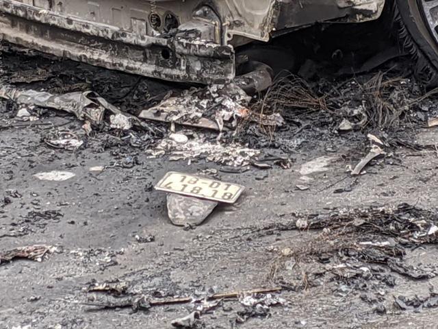 Bí ẩn người hùng thầm lặng cùng CSGT cứu người kẹt dưới gầm xe Mercedes rực lửa-4