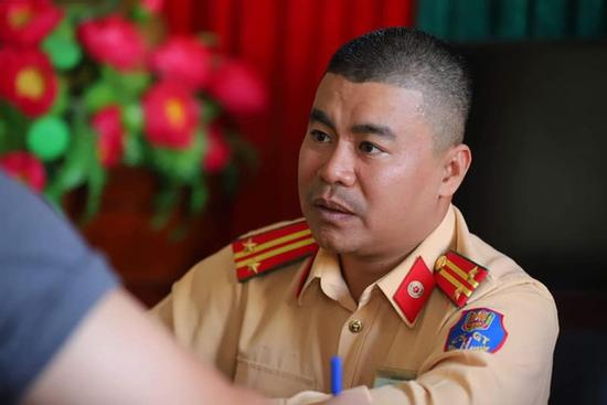 Bí ẩn người hùng thầm lặng cùng CSGT cứu người kẹt dưới gầm xe Mercedes rực lửa