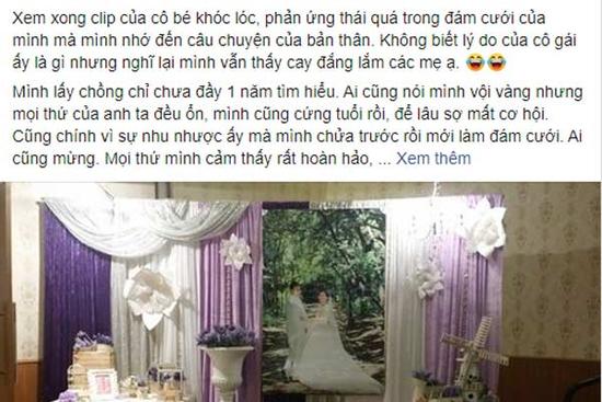 Đang trong lễ ăn hỏi, tự nhiên có người dúi vào tay một mảnh giấy, đọc xong cô dâu tím mặt