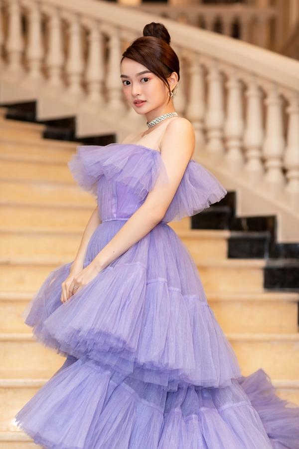 Trong bộ cánh màu tím, Kaity Nguyễn toát nên nét đẹp hiện đại, trưởng thành và quyến rũ nhưng không mất đi nét nữ tính nhẹ nhàng vốn có của cô gái mới lớn.
