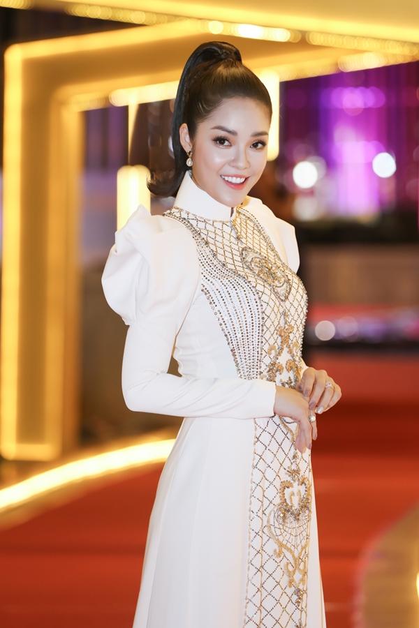 Xuất hiện tại sự kiện, nữ diễn viên Dương Cẩm Lynh gây ấn tượng với bộ trang phục áo dài trắng cách tân với điểm nhấn là họa tiết thêu chỉ vàng