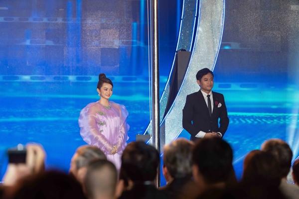 Ngoài ra, Kaity còn hội ngộ nam diễn viên Quý Bình, người từng cùng cô nhận giải nam-nữ diễn viên chính xuất sắc tại LHP Việt Nam lần thứ 20. Cả hai cùng nhau thực hiện nghi thức kéo cờ khai mạc sự kiện năm nay.