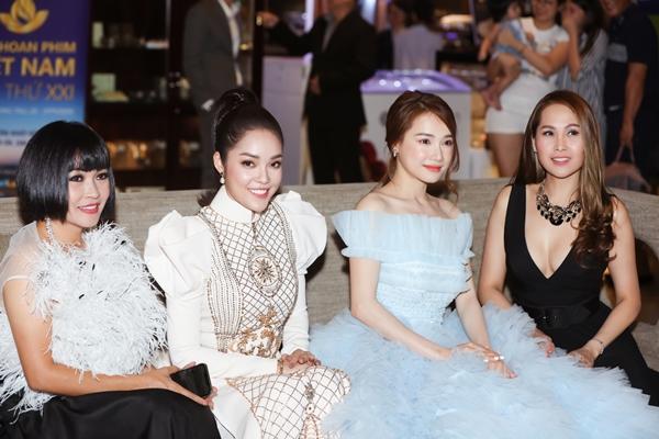 Phương Thanh, Dương Cẩm Lynh, Nhã Phương và Minh Thư cùng khoe sắc trong những bộ đầm quyến rũ.